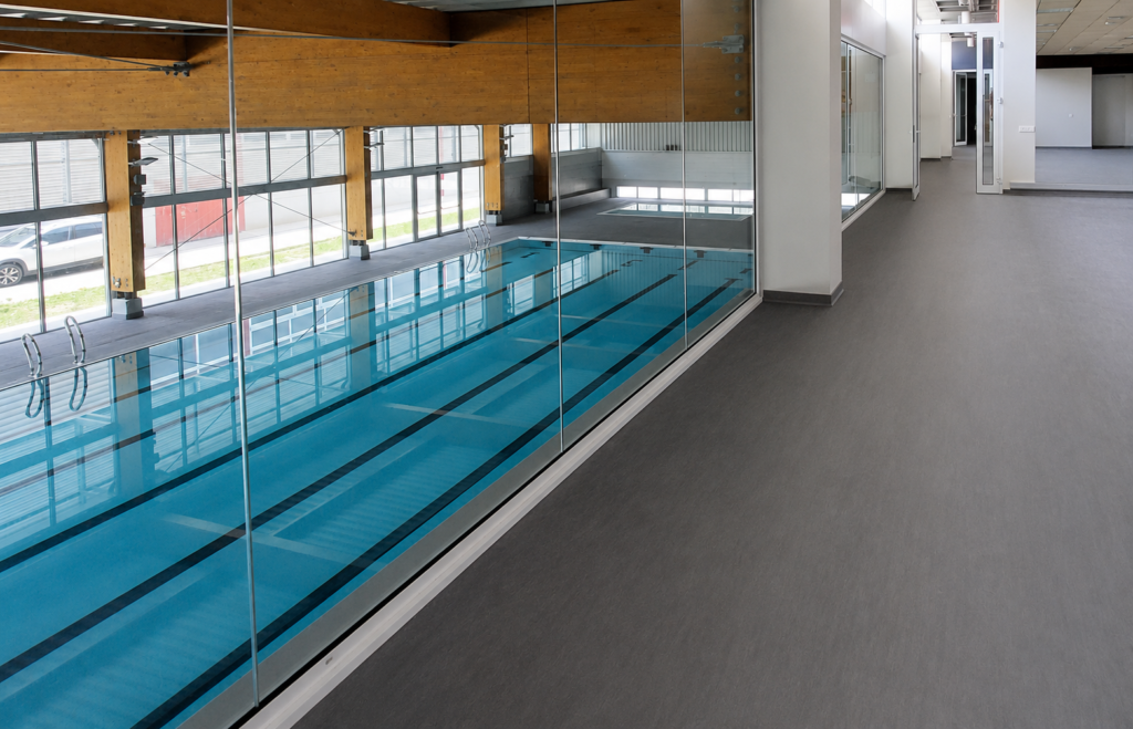 Piscina Myrtha interior de competición con carriles de natación y zona wellness.
