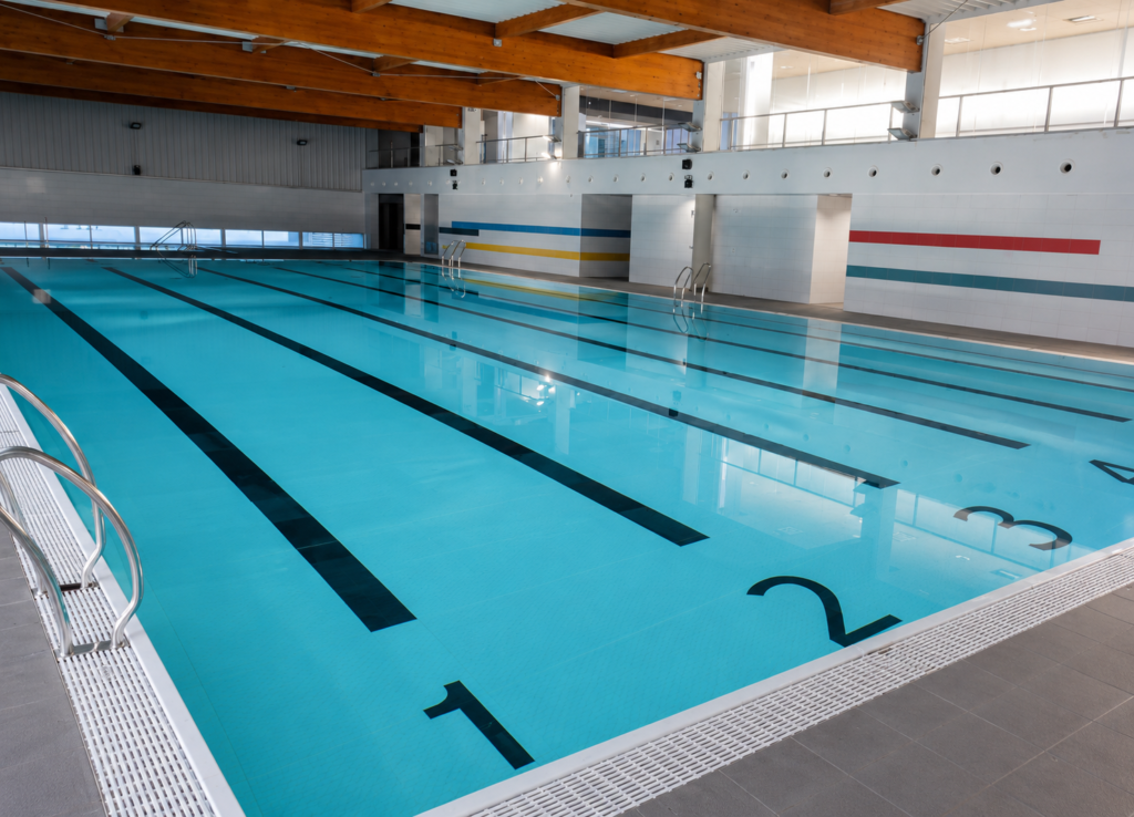 Piscina interior Myrtha con carriles de competición, ideal para club deportivo.