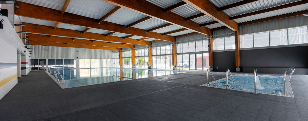Piscina Myrtha interior: competición y zona wellness con filtración Defender.