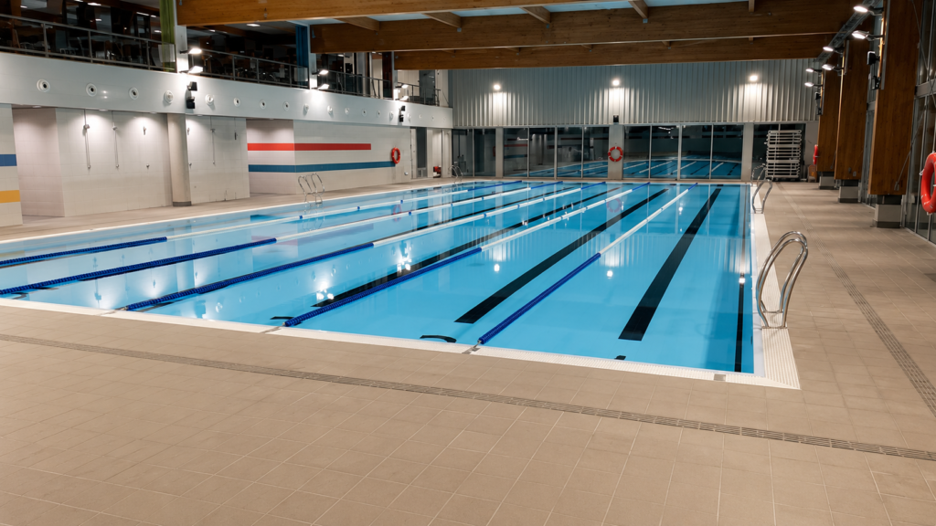 Piscina Myrtha interior para club deportivo, con carriles de natación y zona wellness.