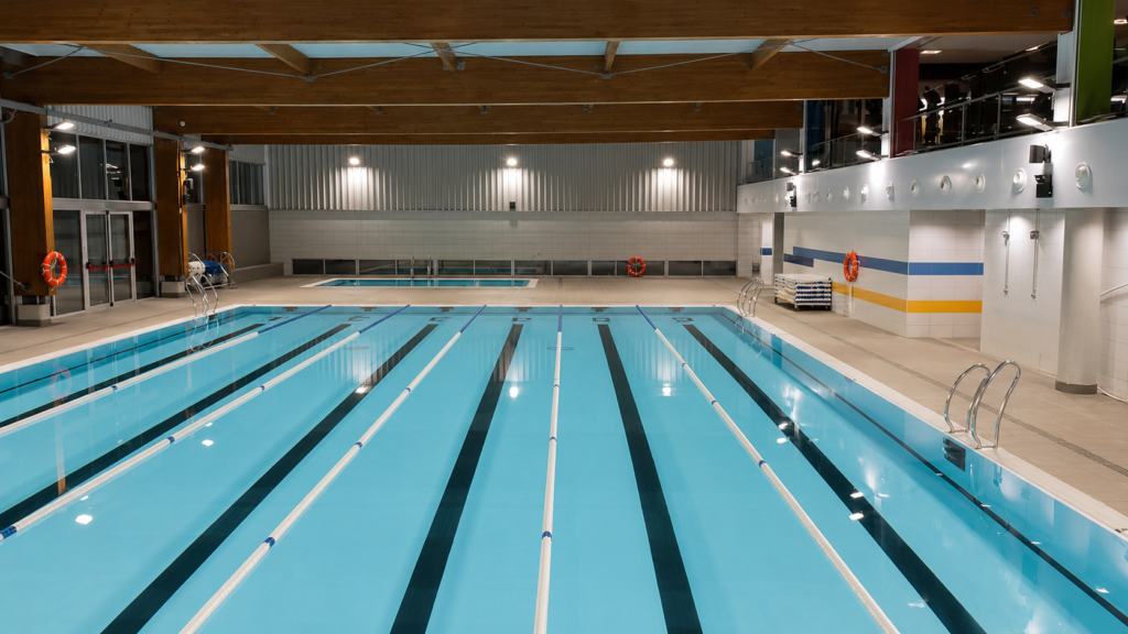 Piscina Myrtha interior para club deportivo en Cártama, con carriles de natación y zona wellness.
