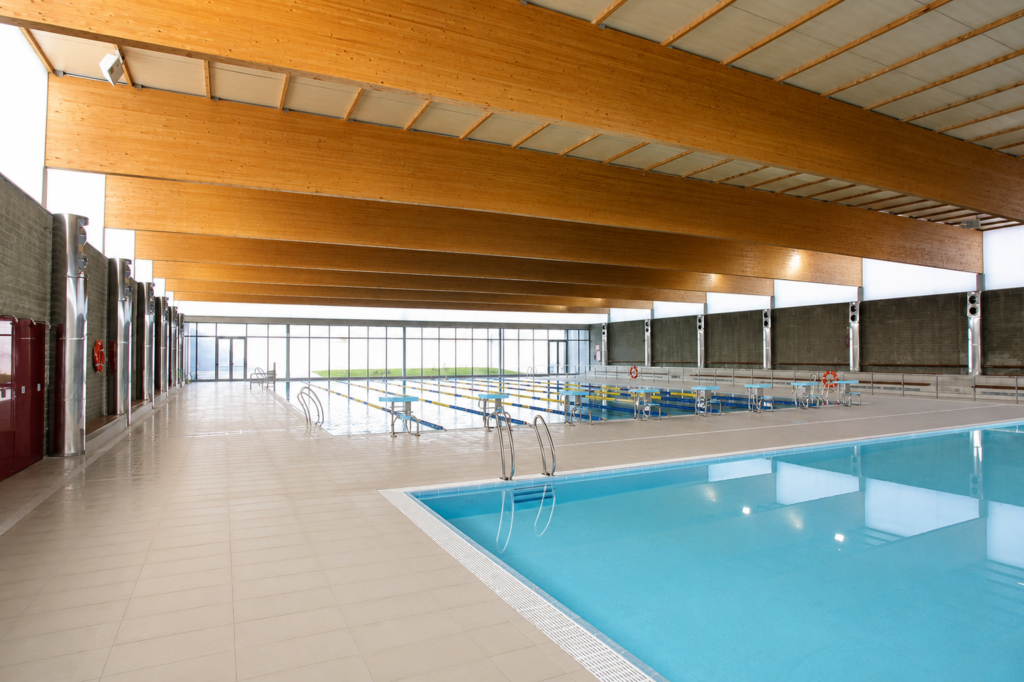 Piscina Myrtha cubierta para club deportivo con carriles de natación y zona wellness.