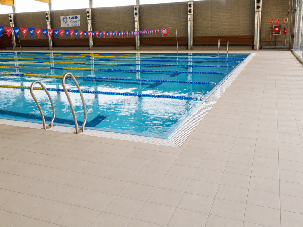 Piscina Myrtha interior de competición con carriles de natación y escaleras