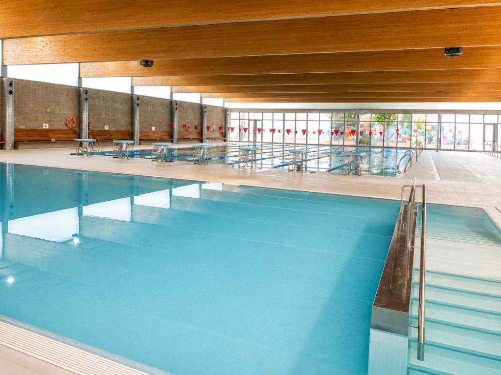 Piscina interior Myrtha para club deportivo con carriles de natación y zona wellness.