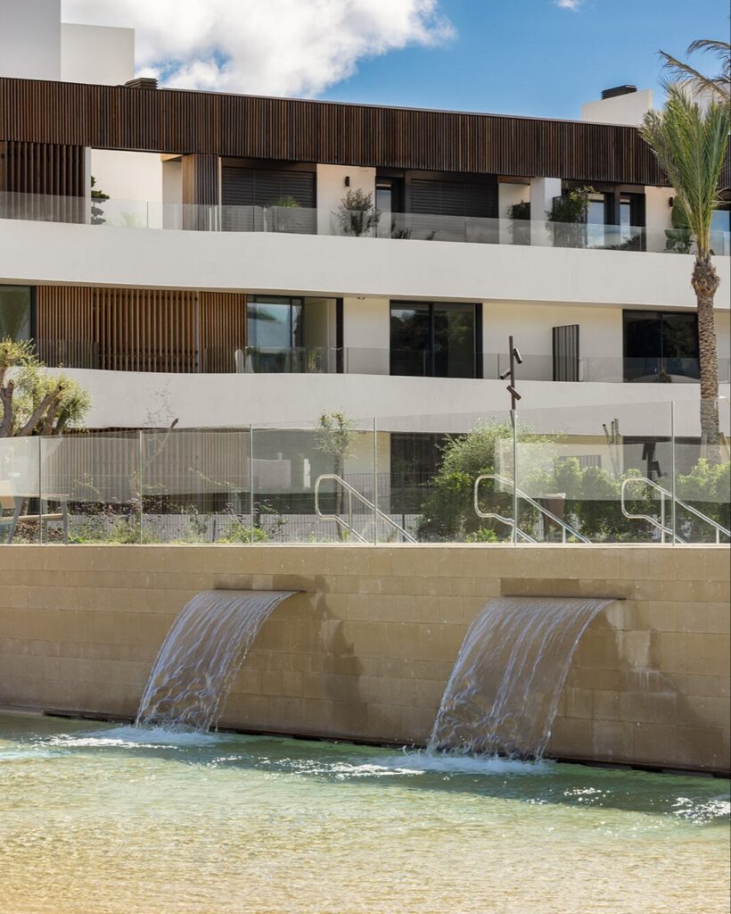 Edificio moderno con cascadas y piscina en Village Verde, fase II.