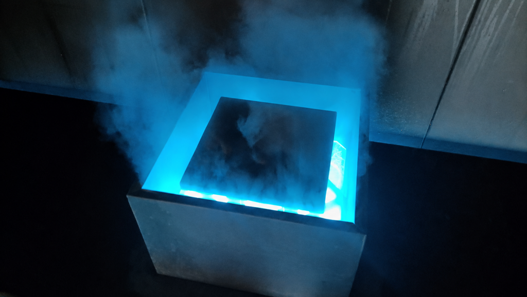 Salida de vapor en solid surface de Myrtha Wellness en Village Verde con iluminación azul