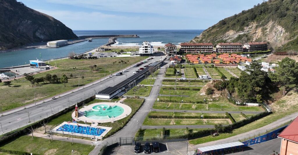 Exterior de Orio Kanpina con piscinas, hotel y mar