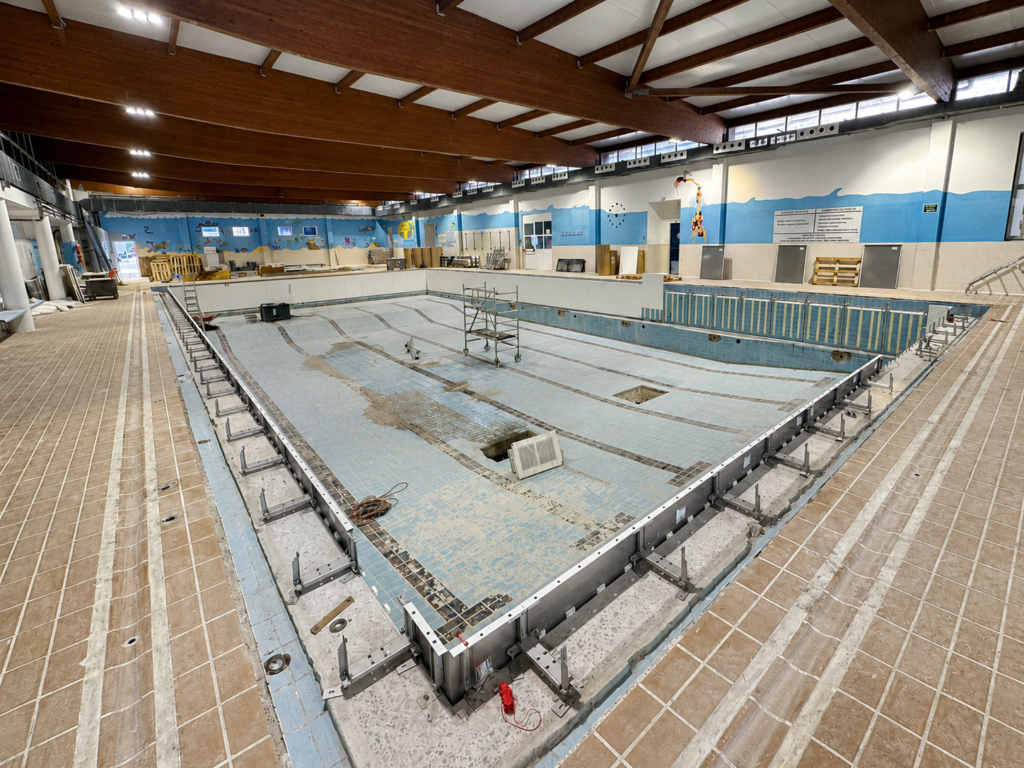 Renovación piscina cubierta Etxebarri: piscina de hormigón con estructura metálica.
