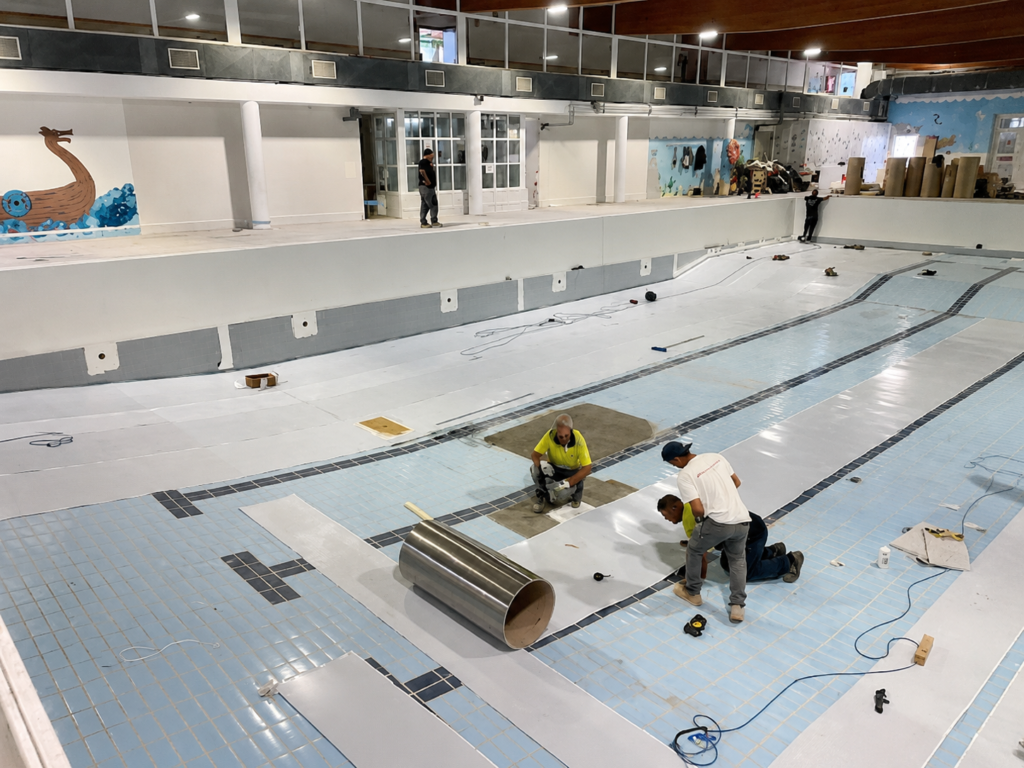 Renovación de piscina cubierta en Etxebarri: instalación de fondo de piscina de acero inoxidable.