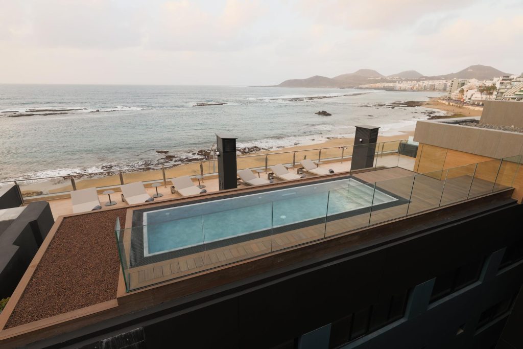 Sercotel Playa Canteras 4 Piscina infinity en azotea del Sercotel Playa Canteras con vistas al mar.
