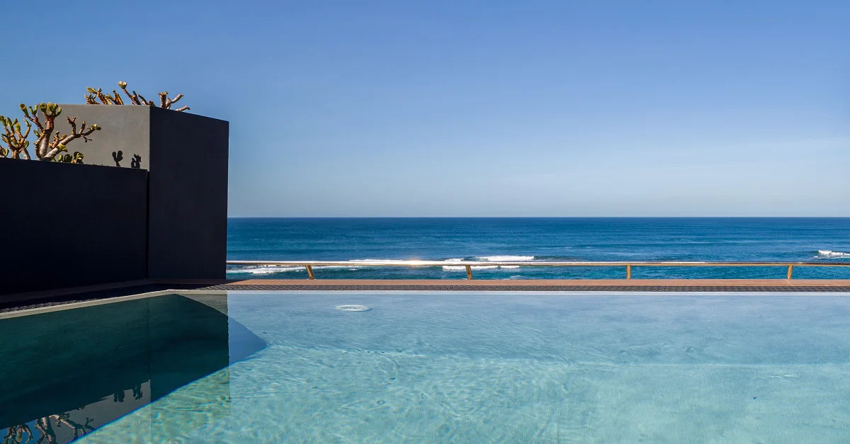 Sercotel Playa Canteras 1 Piscina infinity de diseño en Sercotel Playa Canteras con vistas al mar.