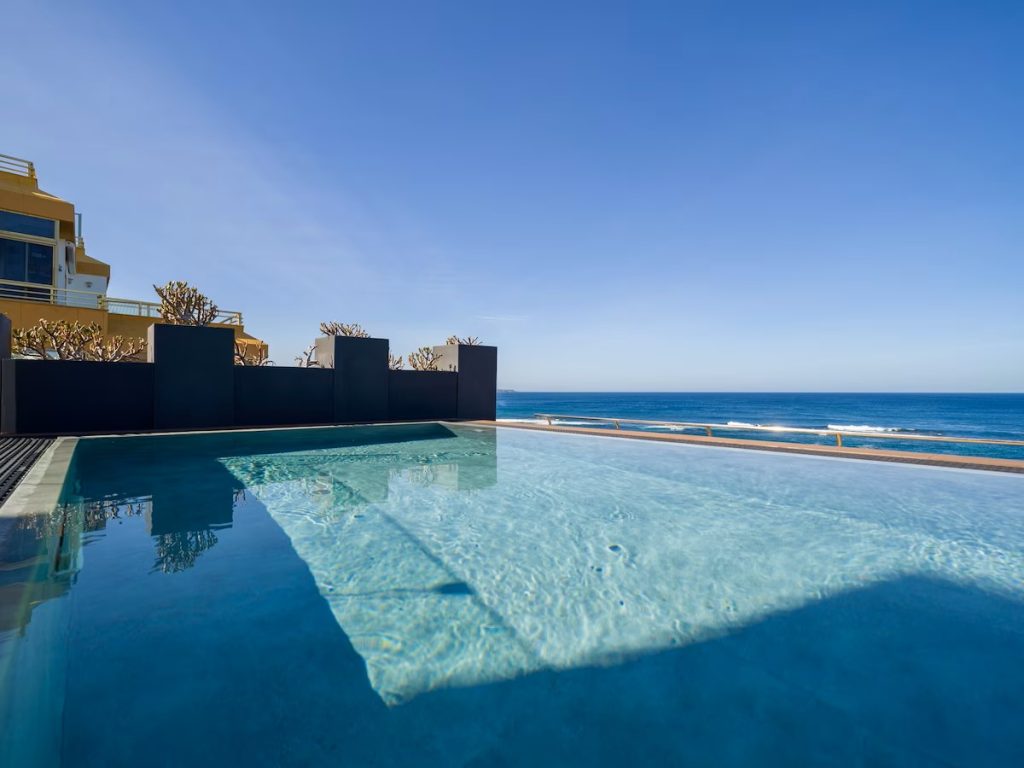 Sercotel Playa Canteras 3 Piscina infinita exterior del Sercotel Playa Canteras con vistas al mar.