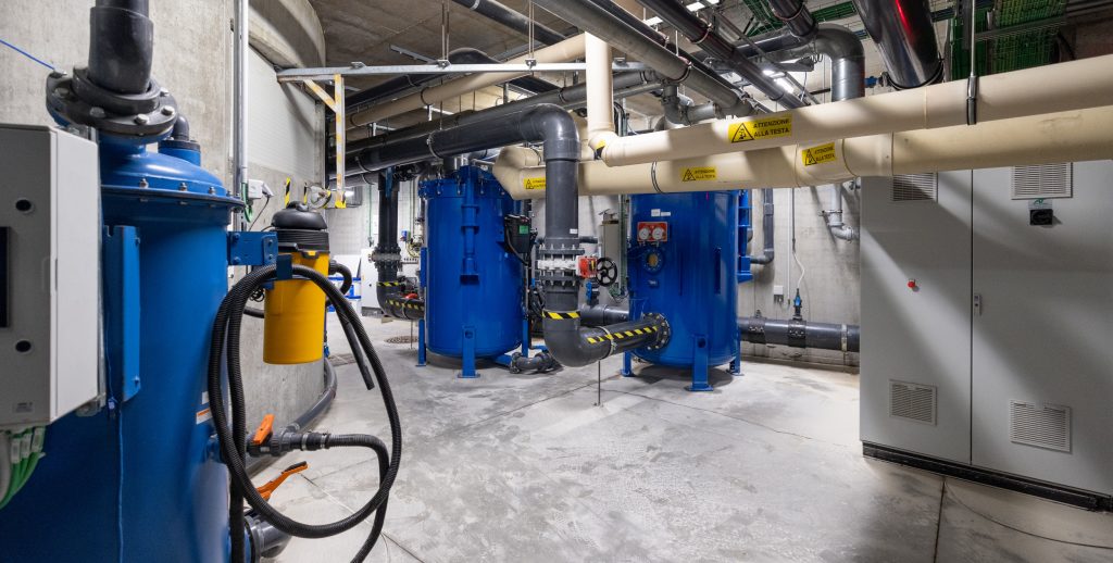 Interior de planta de tratamiento para grandes lagunas artificiales, con depuradores y tuberías.