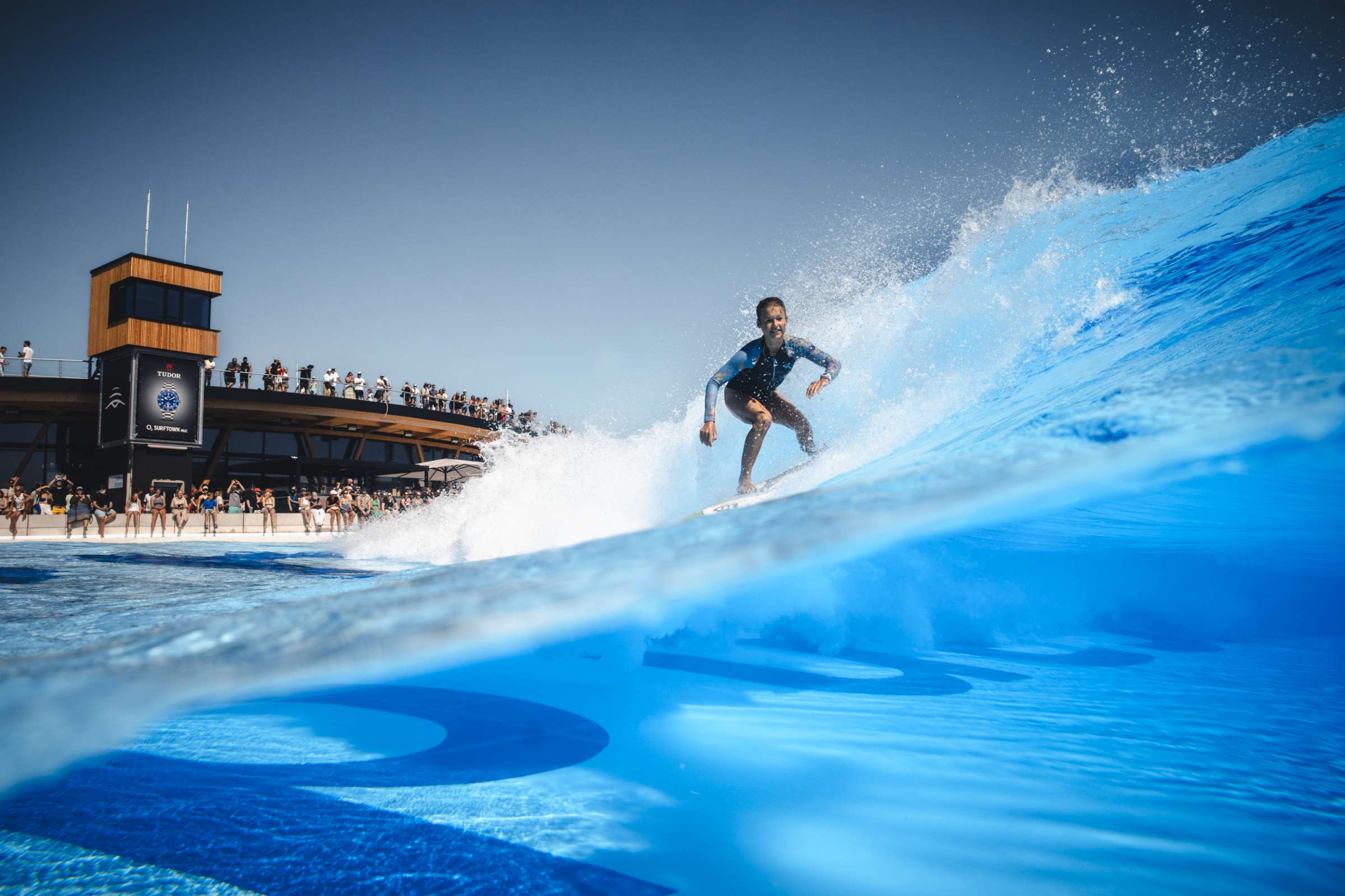 Piscinas de Surf 1 Surfista en piscina de olas artificial, surf park sostenible.