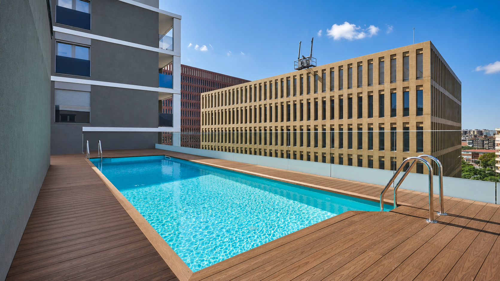 Piscina de diseño exterior en Barcelona, con tarima de madera y edificio moderno.