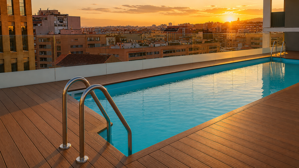 Culmia Themis Riera 6 Piscina de diseño exterior en Barcelona con atardecer y vistas urbanas.