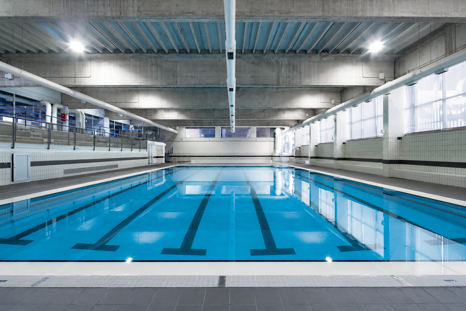 Piscina interior de competición Myrtha Pools en CDM Ángel Nieto, con carriles de natación.