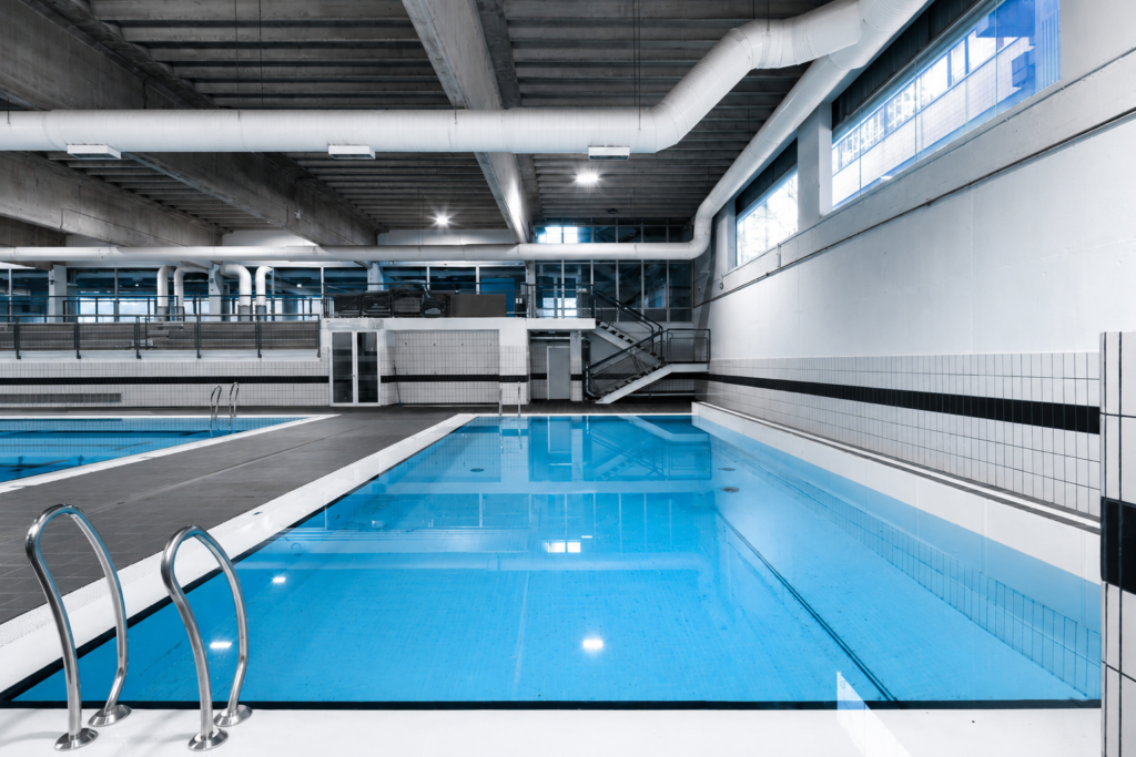 Piscina interior de competición Myrtha Pools en CDM Ángel Nieto, con carriles y acabados de alta calidad.
