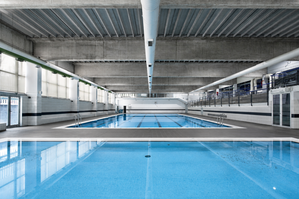 Piscina cubierta de competición Myrtha Pools en CDM Ángel Nieto, con carriles de natación y acabados de alta calidad.