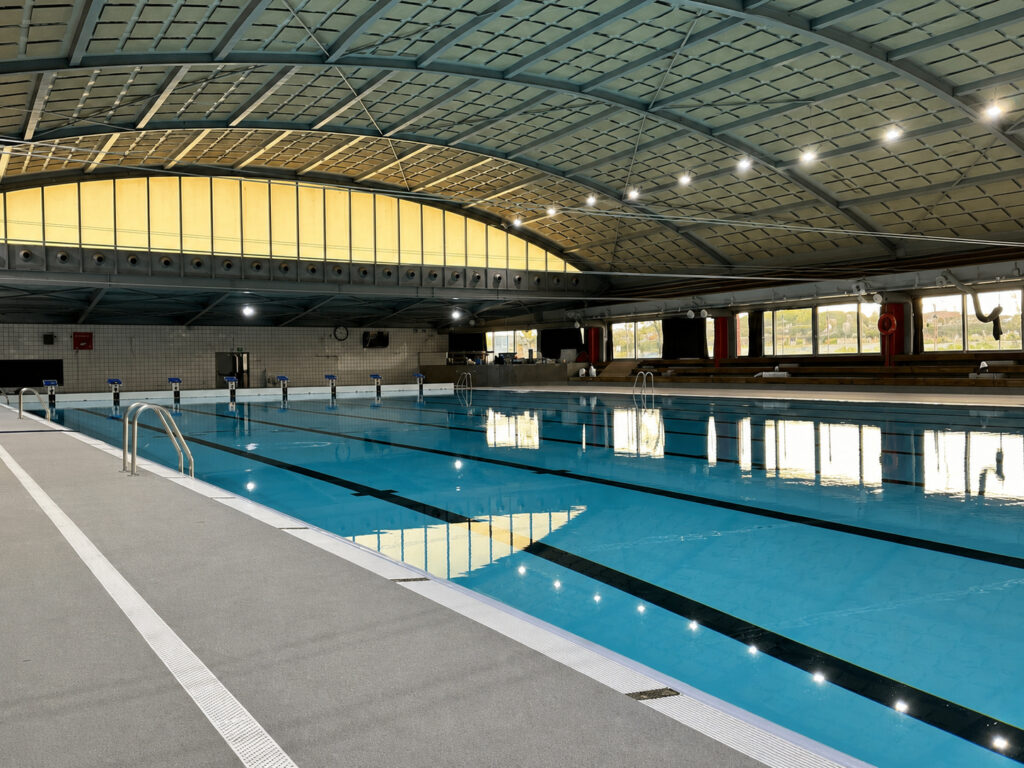 Piscina cubierta de competición Myrtha Pools en Molins de Rei, con carriles de natación y estructura metálica.