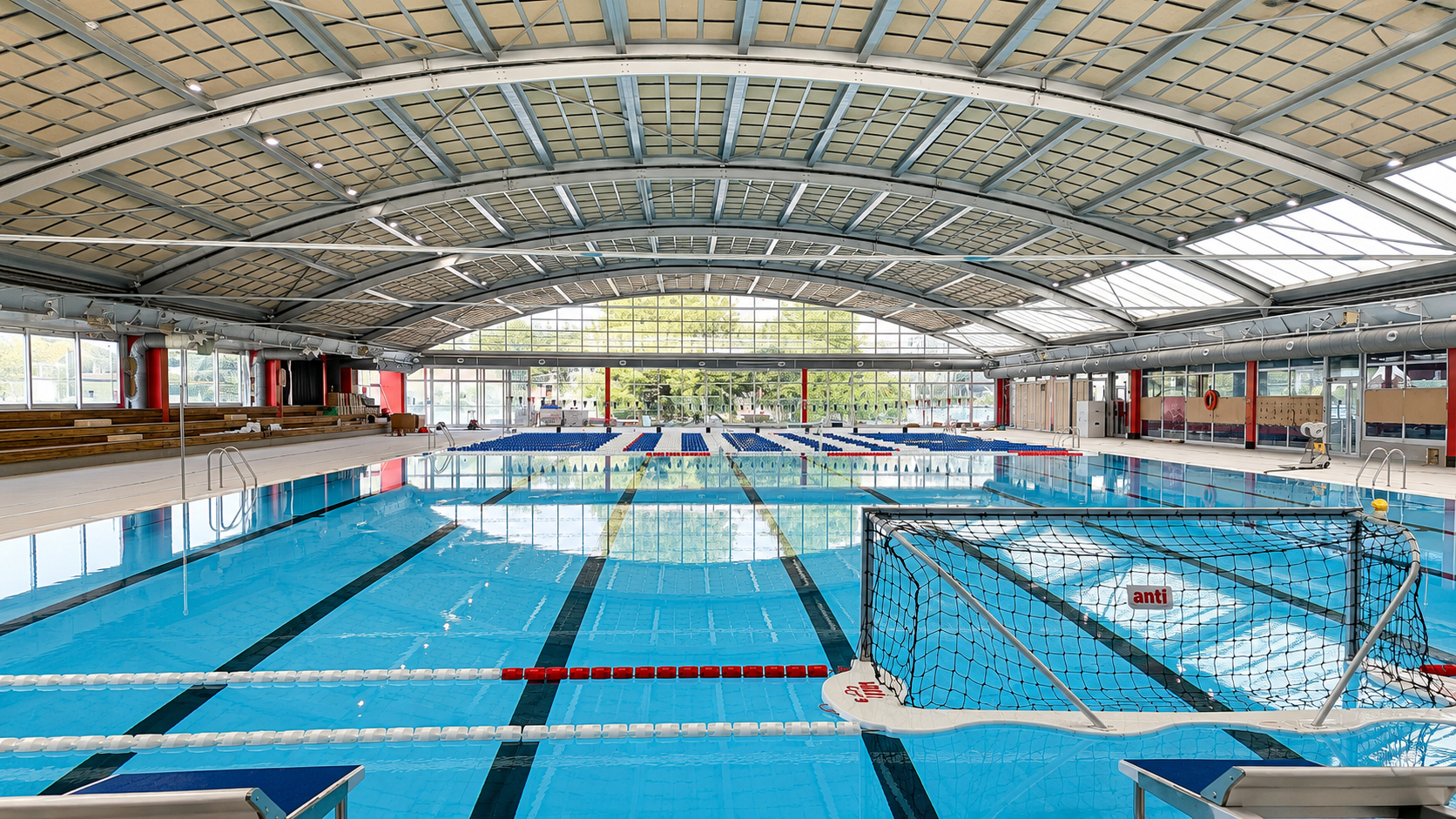 Piscina cubierta de competición en Molins de Rei con carriles de natación y portería de waterpolo.
