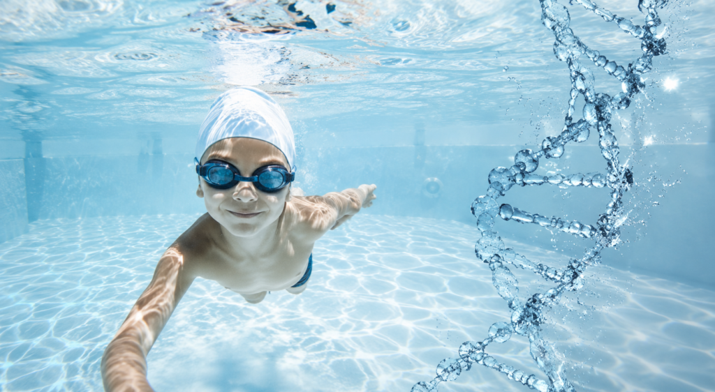 Niño sonriendo bajo el agua en piscina con sistema UV de desinfección