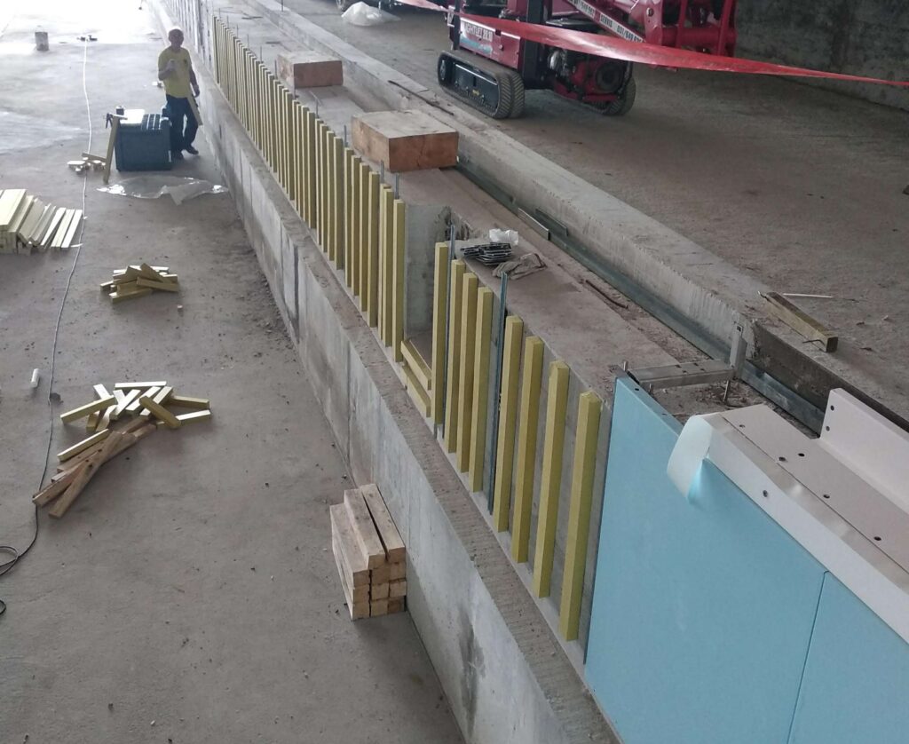 Renovación de piscina deportiva Myrtha Pools con estructura metálica y carriles de natación.