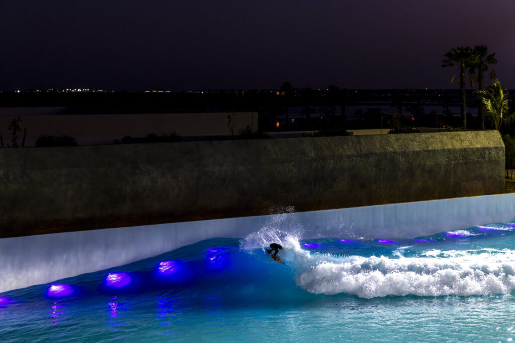 Piscinas de Surf 49 Surfista en ola artificial de piscina de surf, surf park nocturno con luces LED.