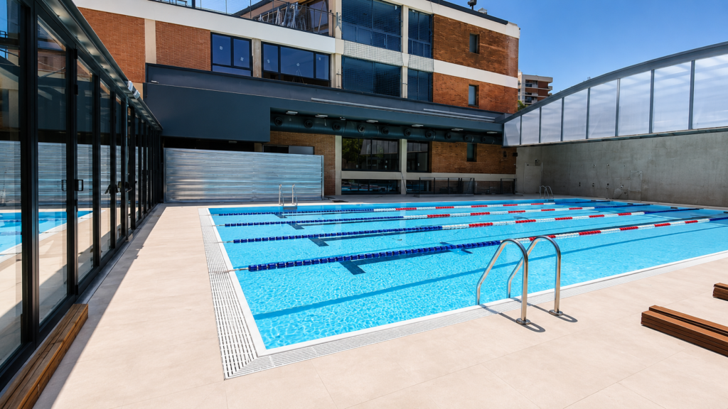 Club Esportiu Laietà 3 Piscina de deportiva con carriles de natación en el Club Esportiu Laietà.