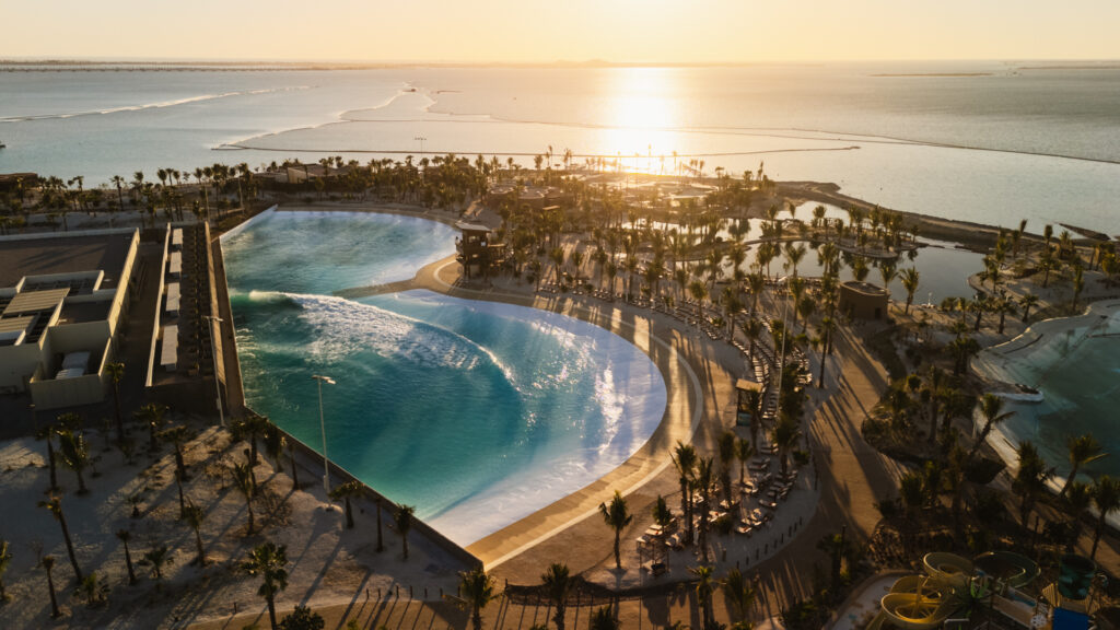 Piscinas de Surf 44 Laguna de surf con olas artificiales en un surf park al atardecer.
