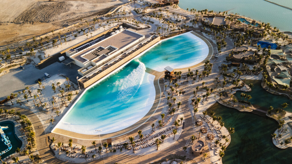 Piscinas de Surf 45 Laguna de surf exterior con olas artificiales y zona de recreo.