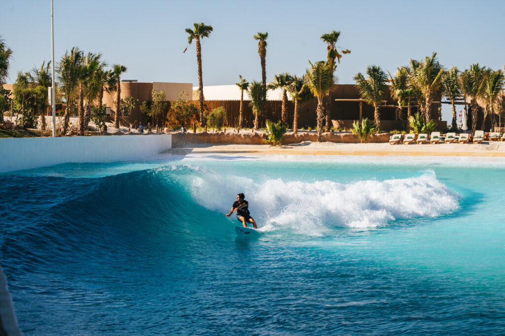 Piscinas de Surf 47 Surfista en ola de piscina de surf artificial en surf park