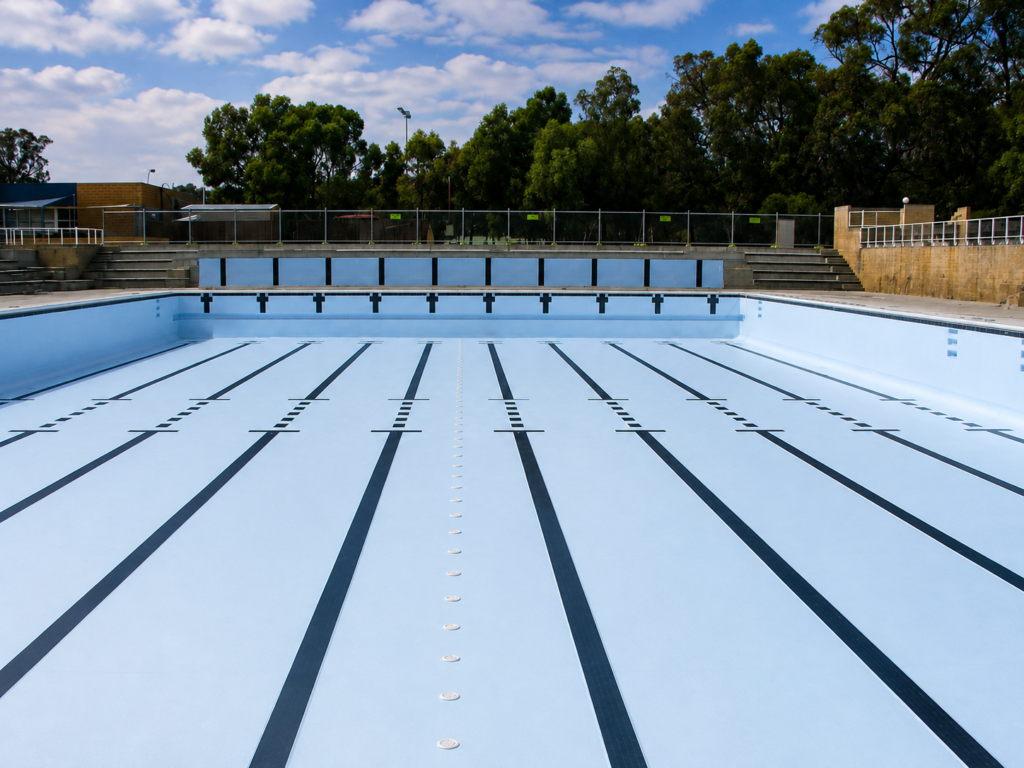 Piscina Myrtha de competición exterior con carriles de natación y paneles de acero inoxidable.